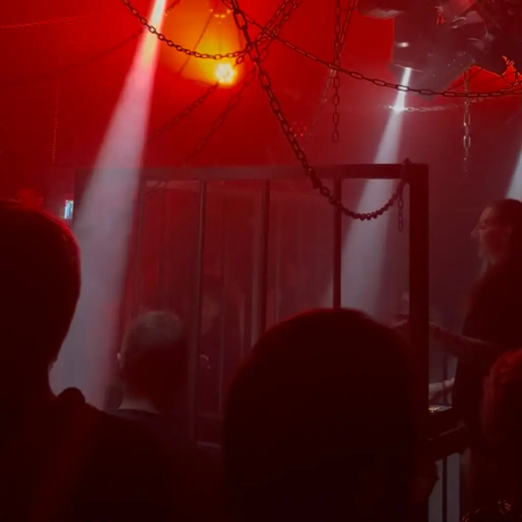 DJ am Mischpult beim Bluebeats Queer Techno Rave Hamburg – Sommersalon